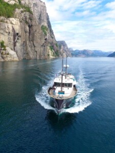 Hartman Yachts' Livingstone 24M - 3500 mile range