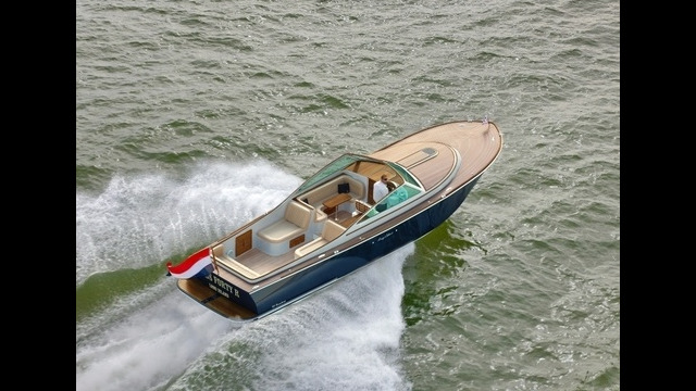 The two-cabin 40 Classic Long Island Yachts 40