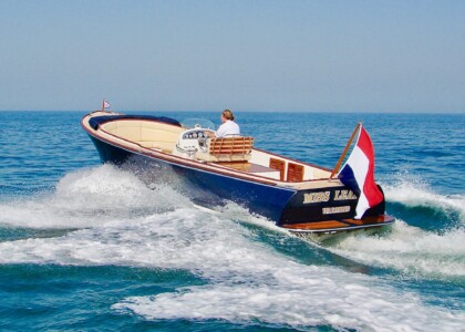 The 28 Sportsman - with single and twin engine packages from 195 HP to 370 HP